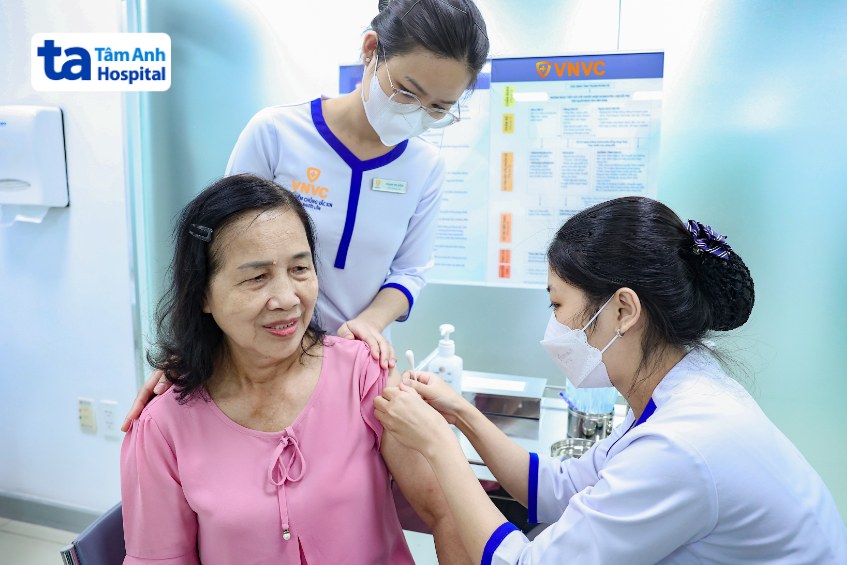 người từ 50 tuổi nên tiêm vắc xin zona thần kinh