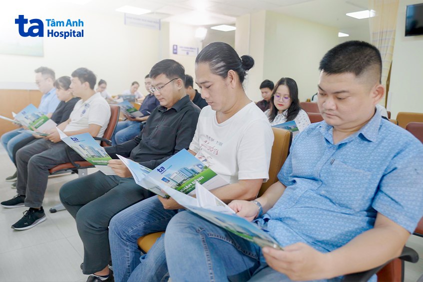 nhiều người đi khám tại Trung tâm Kiểm soát cân nặng