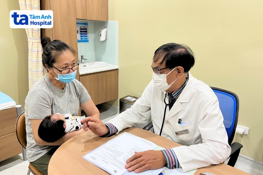 PGS TS BS Vũ Huy Trụ đang khám và tư vấn cho gia đình