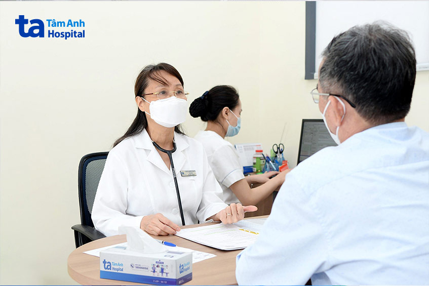 PGS Yến thăm khám và tư vấn cho người bệnh. Ảnh: BVĐK Tâm Anh