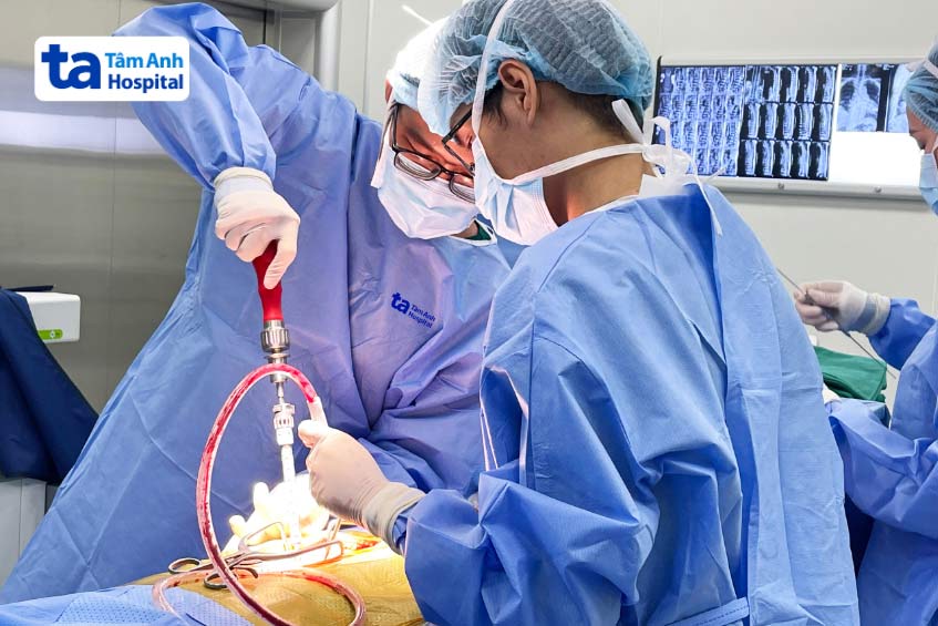 phẫu thuật cột sống cho người bệnh