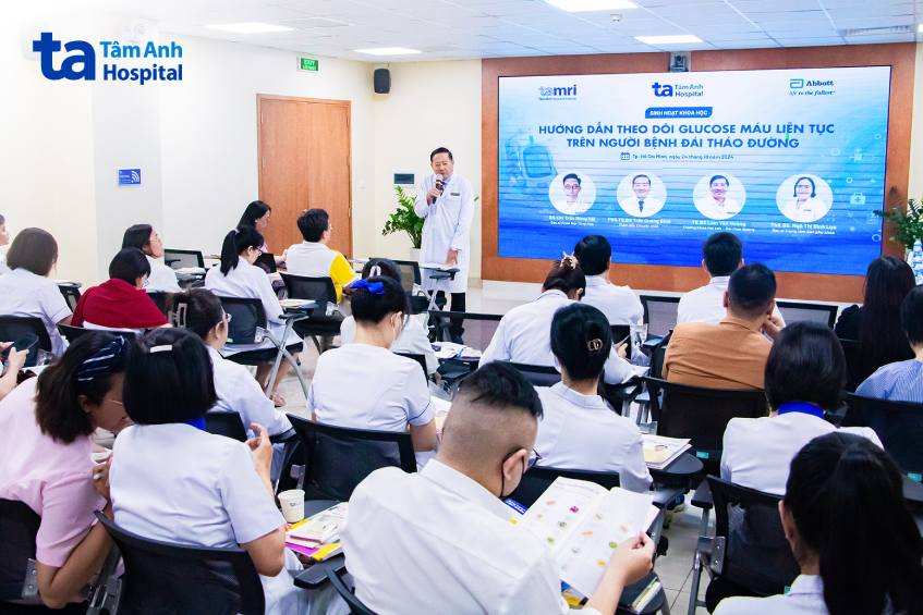 Phó giáo sư Trần Quang Bính phát biểu tại buổi sinh hoạt khoa học