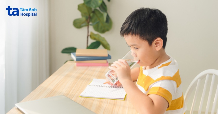 phòng ngừa tiểu ra máu ở trẻ