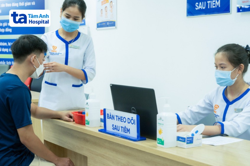 sau tiêm chủng cho người lớn cần theo dõi