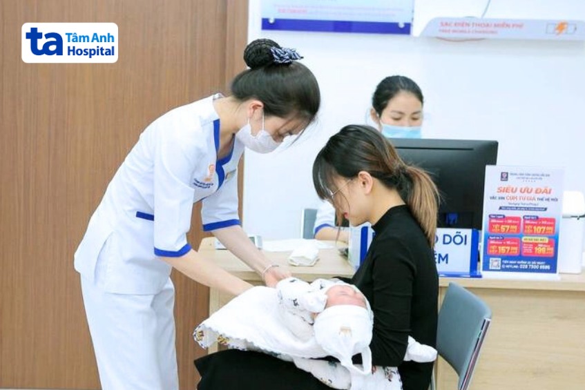 sau tiêm vắc xin synflorix cho trẻ cần theo dõi