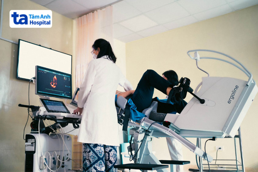 Bác sĩ thực hiện siêu âm tim gắng sức, đánh giá vận động của cơ tim trong điều kiện gắng sức