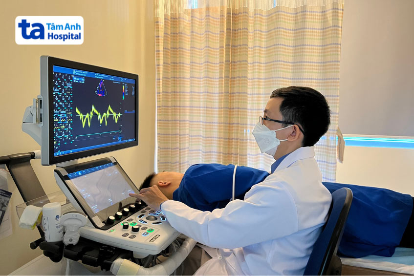 Bác sĩ tại BVĐK Tâm Anh thực hiện siêu âm tim cho bệnh nhân, trên thiết bị máy siêu âm 4D Vivid E95 hiện đại