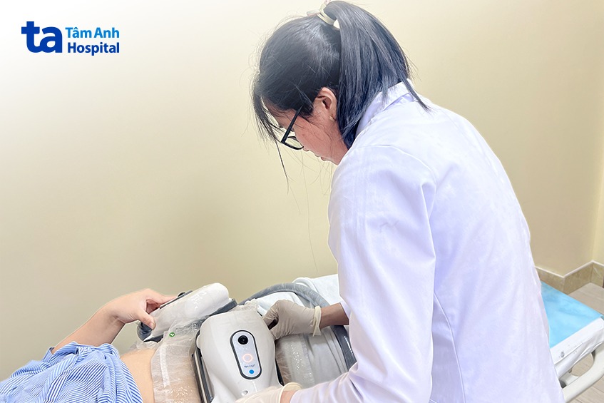 Thạc sĩ bác sĩ Châu Thị Trang đang điều trị giảm mỡ bằng công nghệ cao