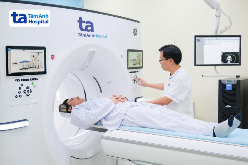 Kỹ thuật viên thực hiện thao tác chụp CT 1975 cho bệnh nhân tại BVĐK Tâm Anh