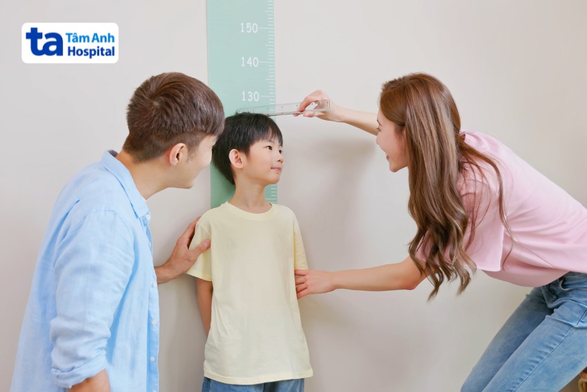 Theo dõi chiều cao của trẻ nhằm phát hiện và can thiệp sớm