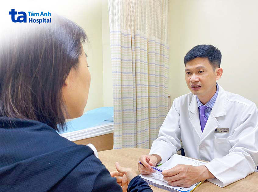ths bs huỳnh bá tấn tư vấn cho người bệnh