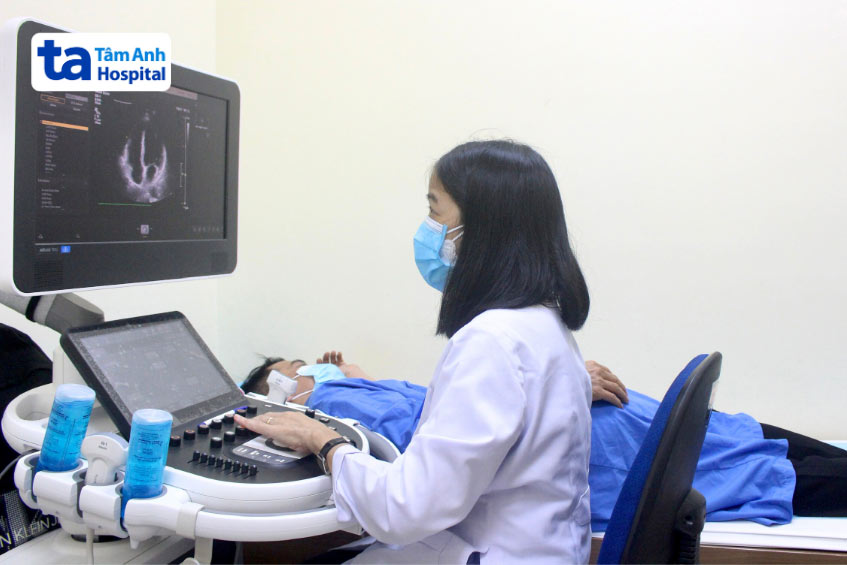 thực hiện siêu âm kiểm tra tình trạng sức khỏe tim người bệnh