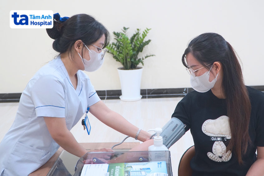 Thường xuyên thăm khám và kiểm tra huyết áp giúp người bệnh quản lý tình trạng bệnh hiệu quả
