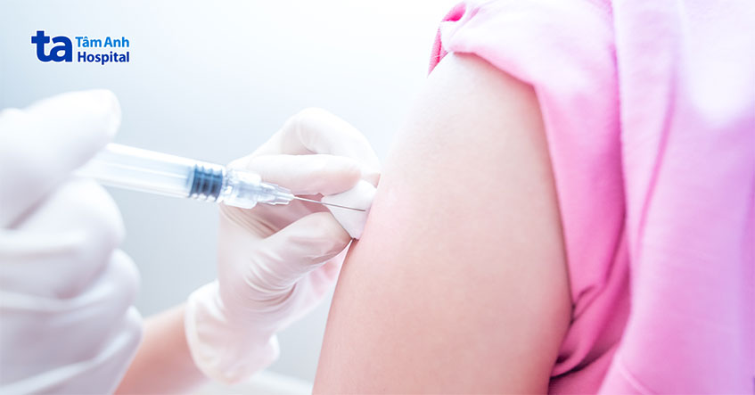 tiêm thuốc vào bắp tay