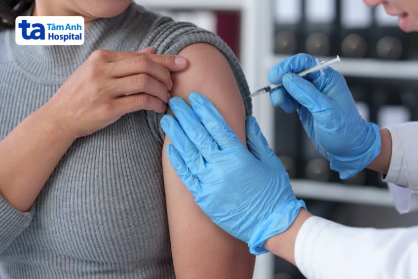 Tiêm vắc-xin theo khuyến cáo để phòng ngừa viêm phế quản cấp