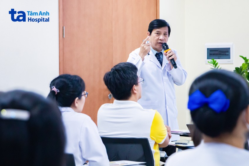 Tiến sĩ bác sĩ Lâm Văn Hoàng chia sẻ nhiều kiến thức mới