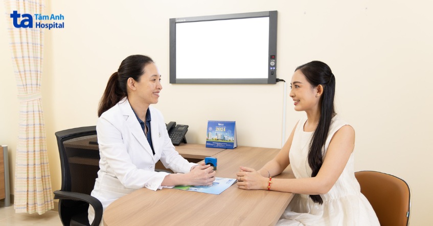 tiến sĩ lê phúc liên đang khám cho người bệnh