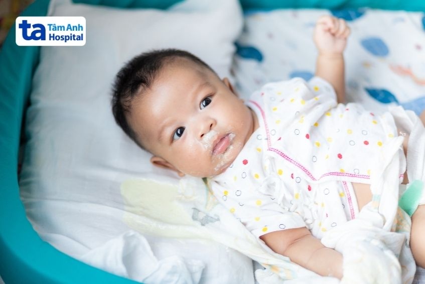 Trào ngược dạ dày sinh lý thường xảy ra ở trẻ dưới 6 tháng tuổi