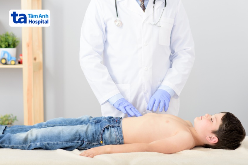 Trẻ bị đau bụng bên phải nên được đưa đến bệnh viện