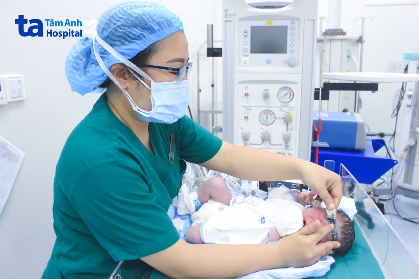 Trẻ chào đời được đo chu vi vòng đầu