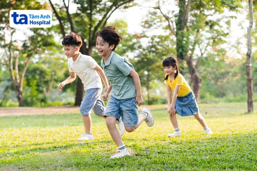 Trẻ lười hoặc quá hiếu động khiến bé chậm tăng cân