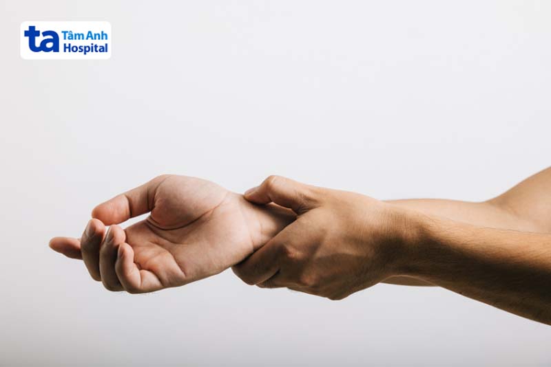 Đau khớp là một trong những triệu chứng của viêm cơ