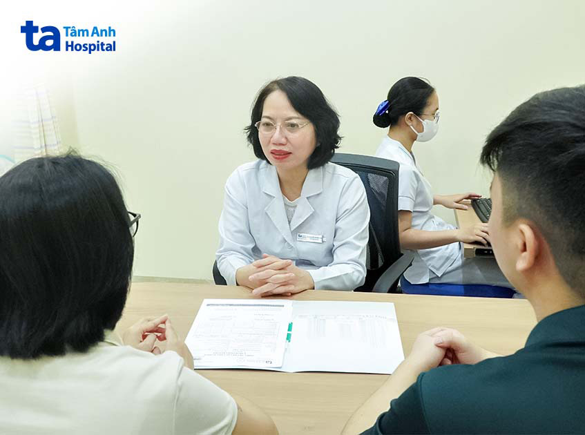 tư vấn cho một cặp đôi về những bệnh lý trước hôn nhân