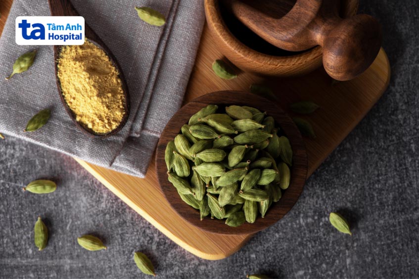 Uống 1-2 ly trà thảo quả mỗi ngày có tác dụng hỗ trợ hạ huyết áp nhẹ