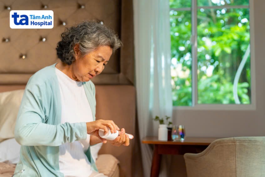 Uống thuốc theo chỉ định của bác sĩ khi có dấu hiệu viêm phế quản