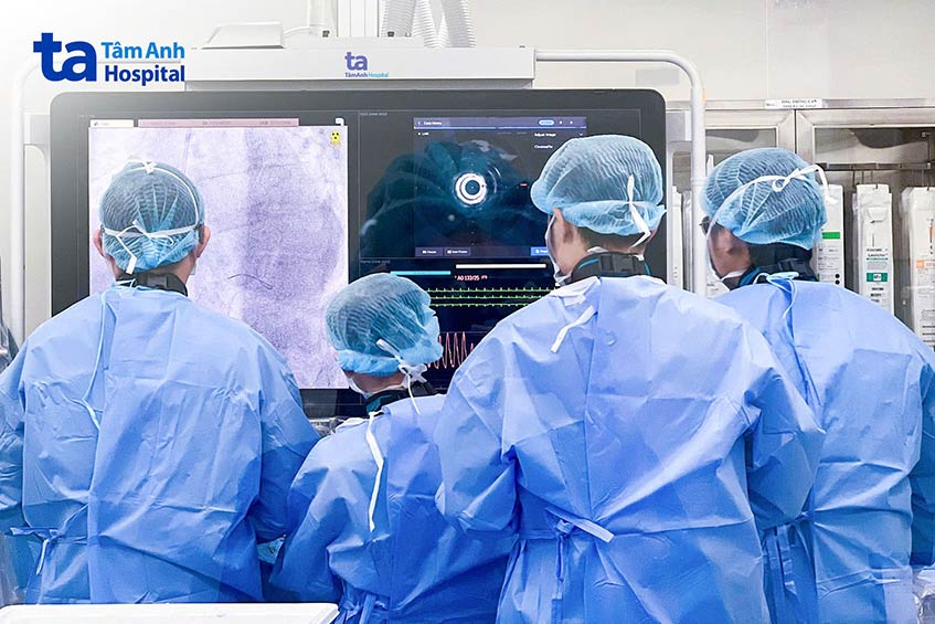 Bác sĩ can thiệp nong mạch máu tim cho bệnh nhân