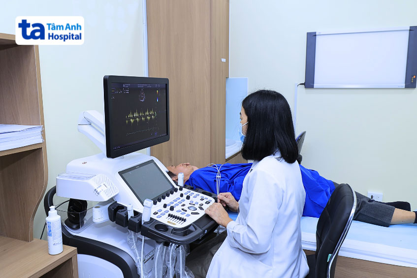 Bác sĩ thực hiện chẩn đoán thuyên tắc huyết khối ở phôi bằng phương pháp siêu âm tim