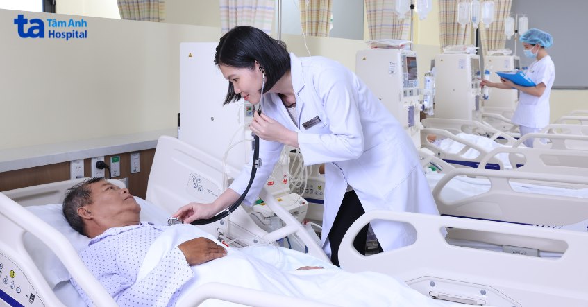 bác sĩ chúc linh đang khám sức khỏe cho người bệnh