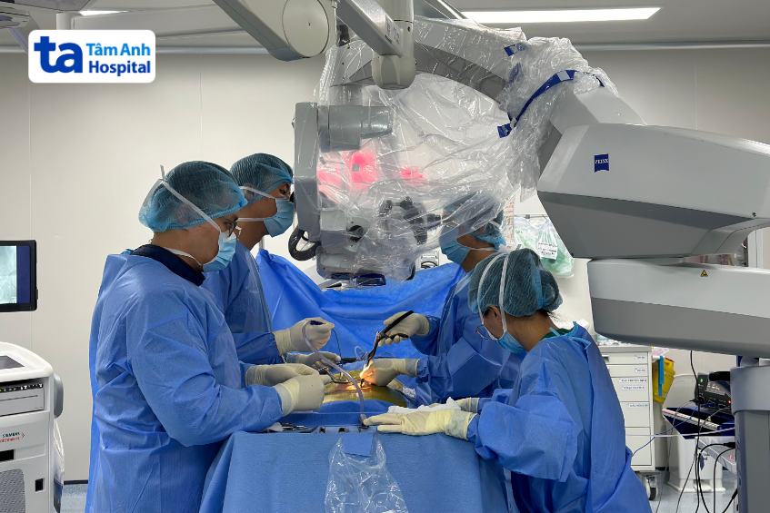 bác sĩ ctch phẫu thuật cho bệnh nhân