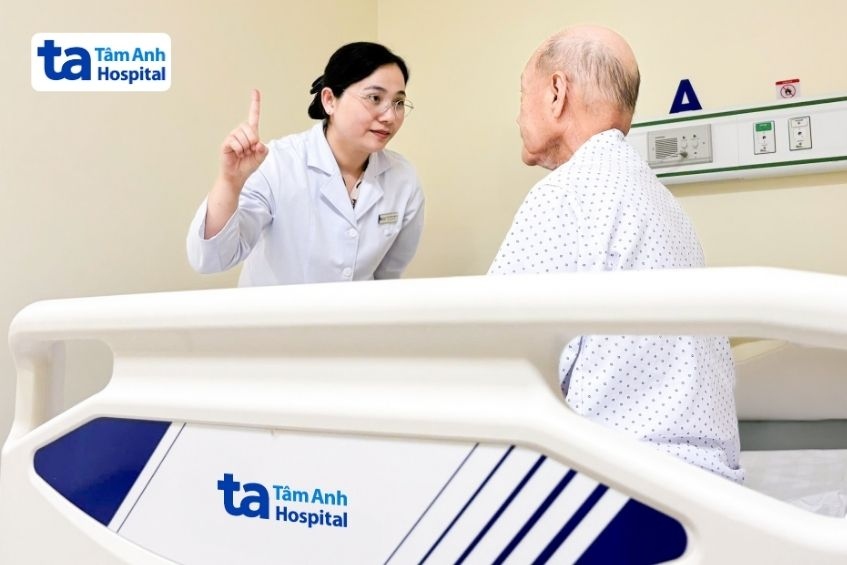 bác sĩ đang khám cho ông bảy sau một ngày điều trị