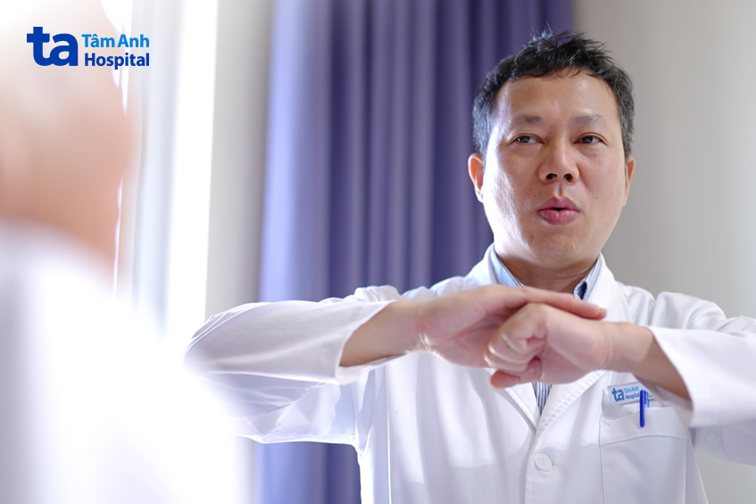 bác sĩ đình nghĩa giải thích cho bệnh nhân