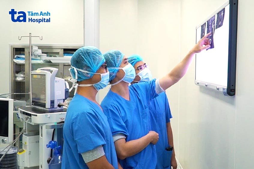 bác sĩ đọc phim trước phẫu thuật