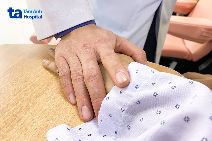 bác sĩ động viên người bệnh