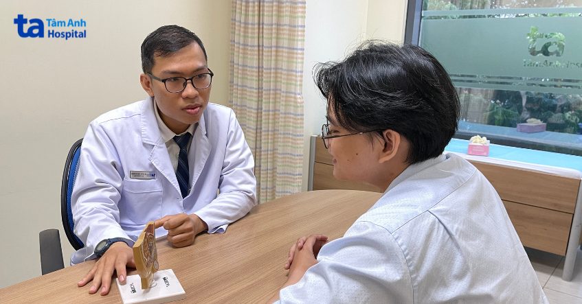 bác sĩ huỳnh hứa duy khang đang khám và tư vấn điều trị sa tinh hoàn
