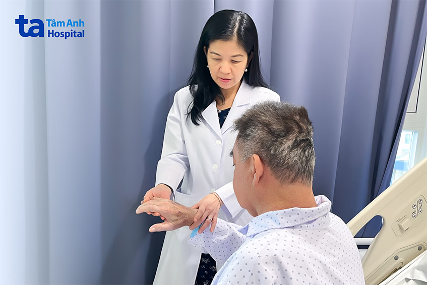 Bác sĩ Kiều kiểm tra sức khỏe bệnh nhân trước lúc xuất viện
