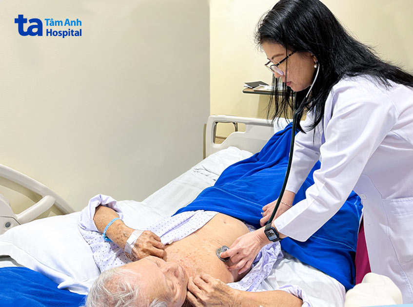 Bác sĩ Kiều kiểm tra sức khỏe cho ông Lộc trước lúc xuất viện