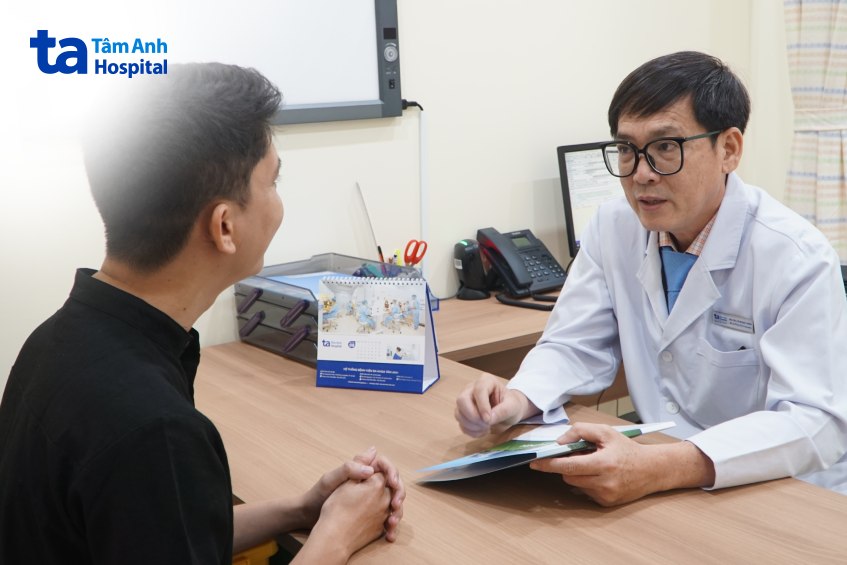 bác sĩ lê ngọc vinh giải thích về u bã đậu ở mông cho khách hàng