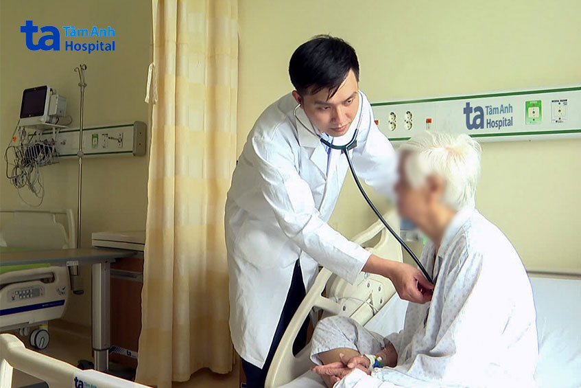 Bác sĩ Lĩnh thăm khám cho người bệnh sau can thiệp