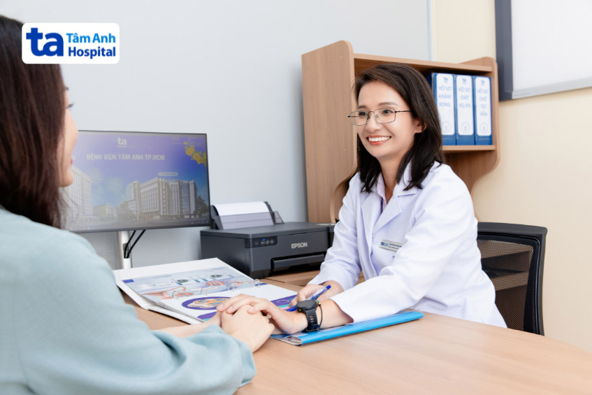 Bác sĩ Minh Hạnh tư vấn quy trình điều trị IVF cho bệnh nhân