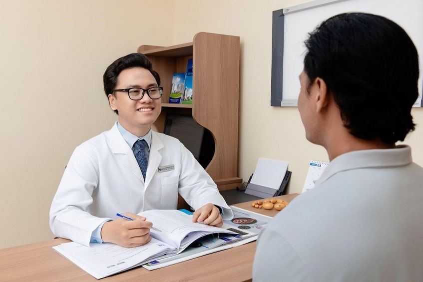 Bác sĩ Minh Tuấn tư vấn điều trị cho bệnh nhân nam hiếm muộn