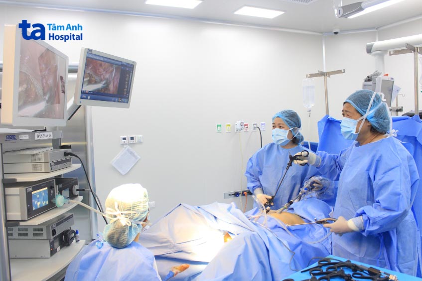 bác sĩ mỹ nhi đang thực hiện mổ nội soi