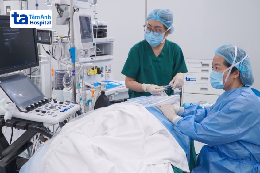 Bác sĩ Nga gây tê mặt phẳng cơ dựng sống