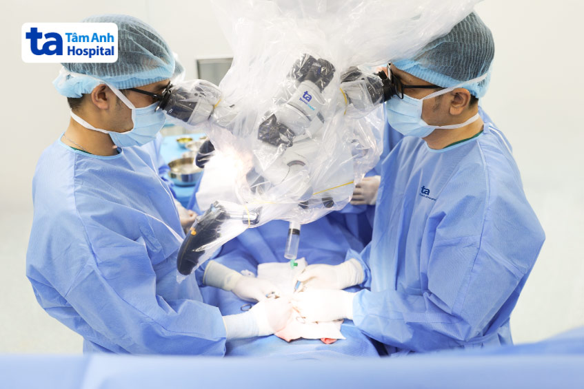 Bác sĩ Ngô Đình Triệu Vỹ (bên trái) cùng ThS.BS Lê Đăng Khoa thực hiện kỹ thuật micro-TESE tìm kiếm tinh trùng cho người bệnh