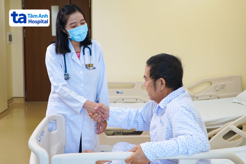 Bác sĩ Ngọc khám cho bệnh nhân trước khi xuất viện