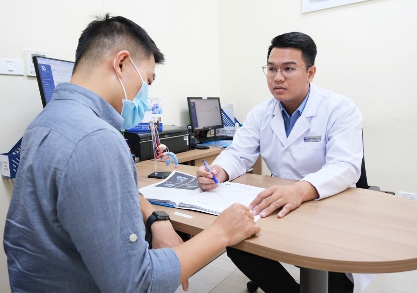 Bác sĩ Nguyễn Công Danh đang tư vấn cho bệnh nhân tại IVF