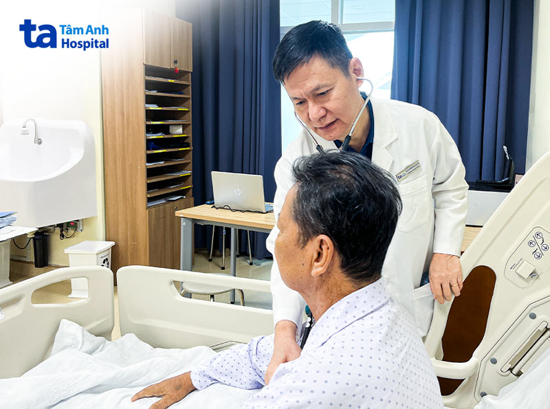 Bác sĩ Nguyên kiểm tra sức khỏe ông Tân trước khi chuyển ra phòng nội trú